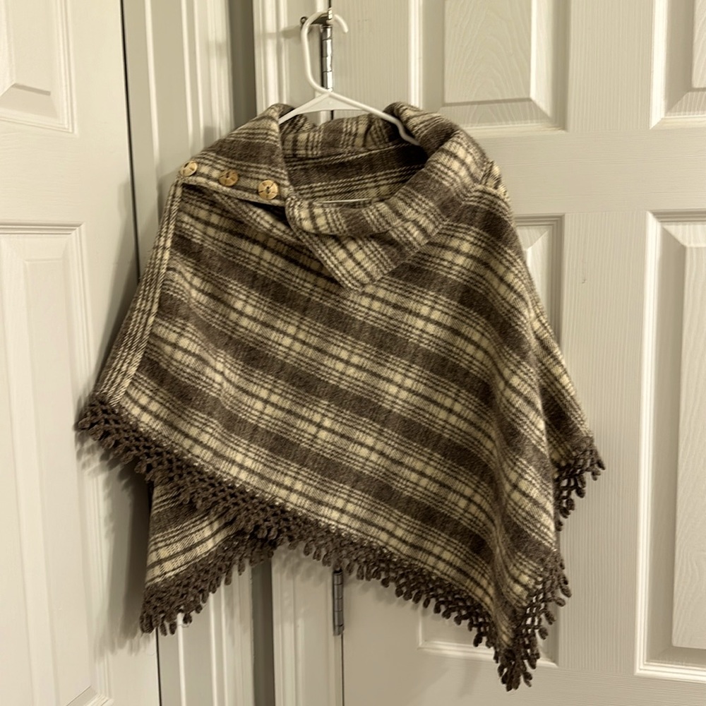 gray and white cross patterned shawl